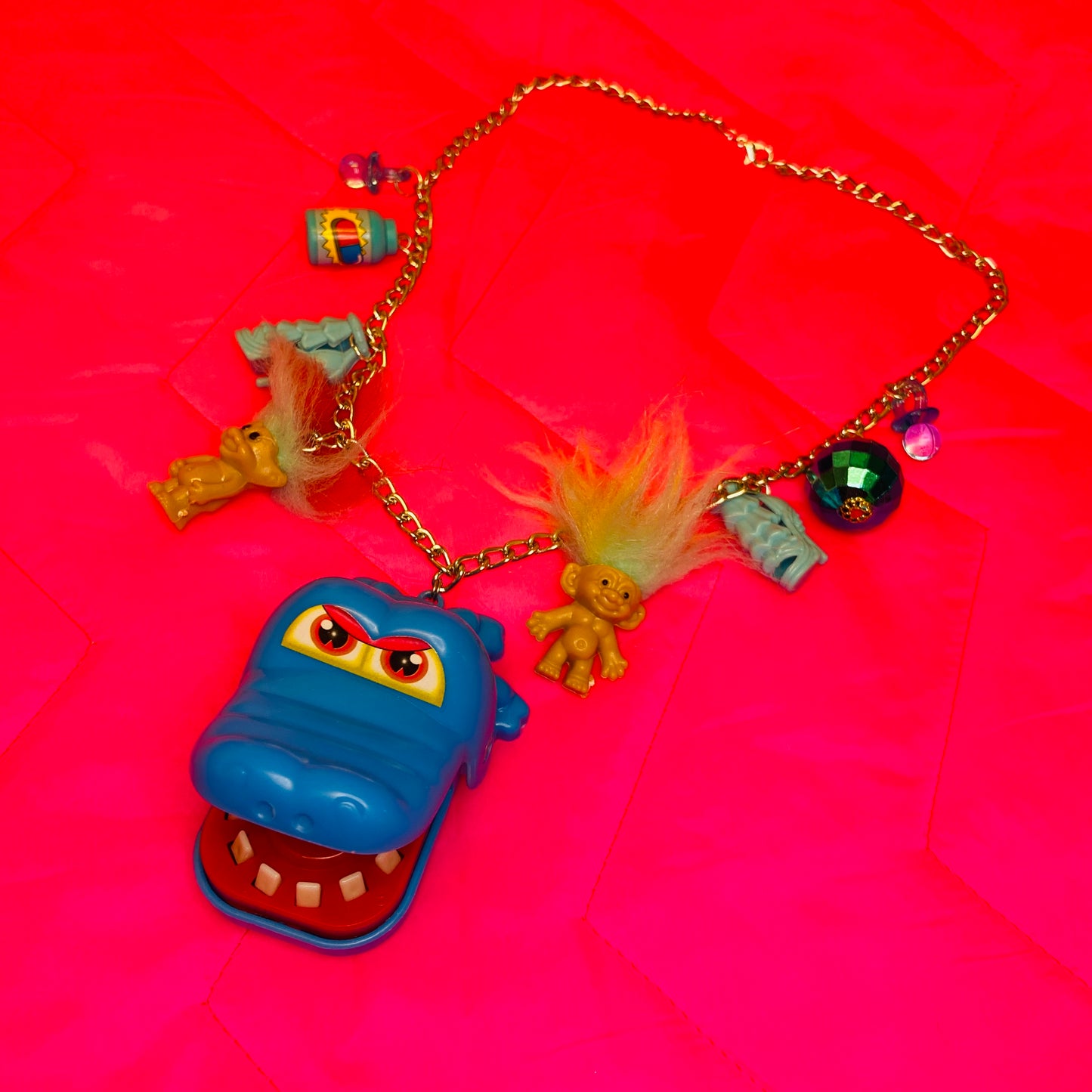🌈 OMG BACK IN THE DAYS with this Necklace. You can even play with the Crocodile!! So cute! And not heavy at all!
🛒 This product is ready to send!
🎨 Color of the chain is silver
⚖️ 60 gram in total
📏 35 cm
* Product can be slightly different than the photo