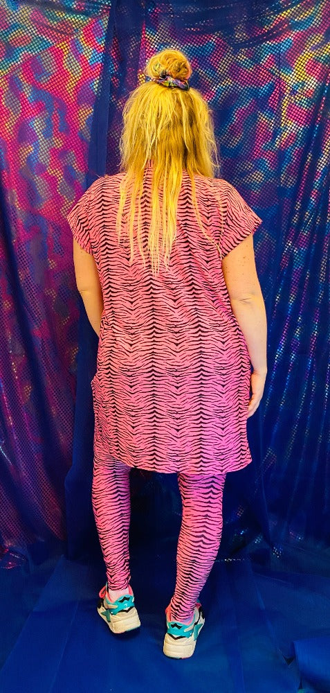 🌈 Handmade colorful Tiger Pink Dress.  🛒This product is finished and ready to send!  📏 One size. Model size is XL  🎨  Wanna have a custom made size or design?   YOU can also choose for different other fabric or color!! Contact us! Info@sabinestaartjes.com