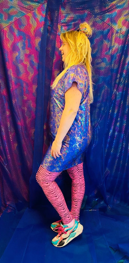 🌈 Handmade colorful Purple Gold Oil Dress. 🛒This product is finished and ready to send! 📏 One size. Model size is XL 🎨 Wanna have a custom made size or design? YOU can also choose for different other fabric or color!! Contact us! Info@sabinestaartjes.com