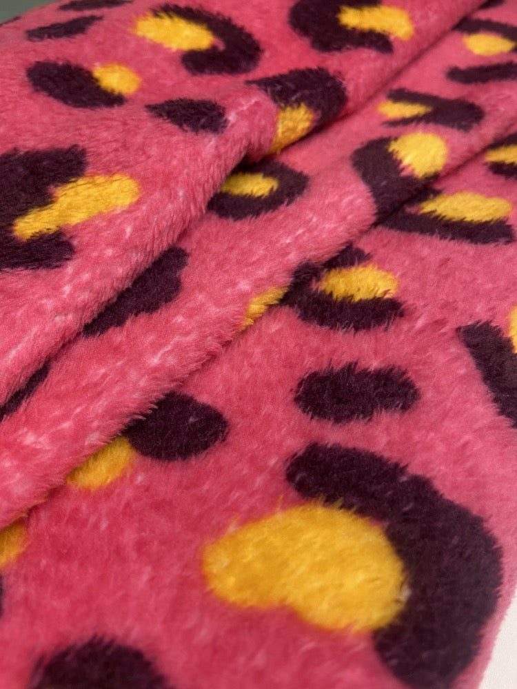 🌈 Fluffy double fleece blanket. Binge watching will never be the same! 🧵Handmade specially for you! 🛒This product is ready to send! 📏 100cm x 180cm Wanna have a custom made size? Contact us!