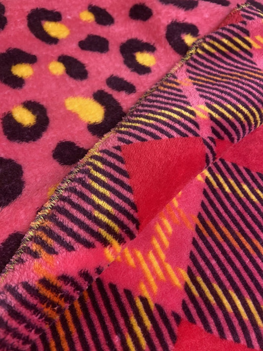 🌈 Fluffy double fleece blanket. Binge watching will never be the same!   🧵Handmade specially for you!    🛒This product is ready to send!  📏 100cm x 180cm Wanna have a custom made size? Contact us!