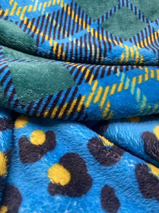 🌈 Fluffy double fleece blanket. Binge watching will never be the same!   🧵Handmade specially for you!    🛒This product is ready to send!  📏 100cm x 180cm Wanna have a custom made size? Contact us!