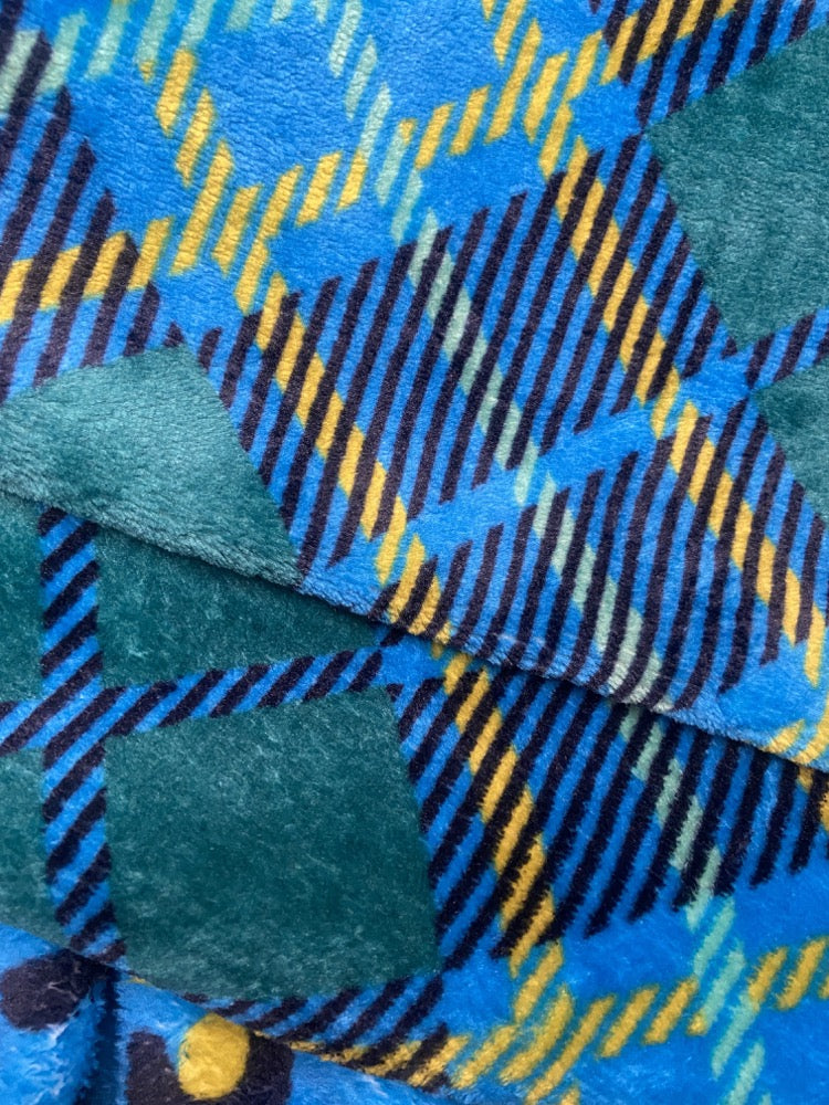 🌈 Fluffy double fleece blanket. Binge watching will never be the same! 🧵Handmade specially for you! 🛒This product is ready to send! 📏 100cm x 180cm Wanna have a custom made size? Contact us!