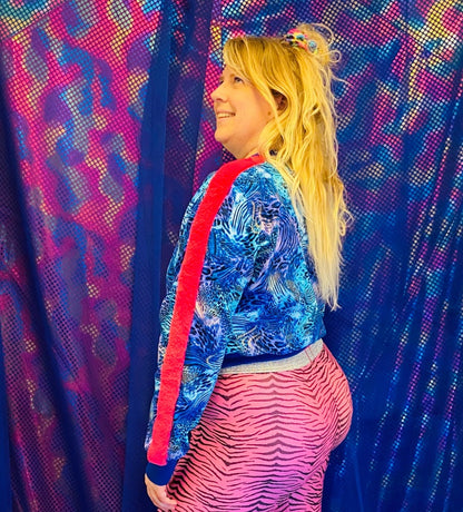  🌈 Handmade colorful comfi cotton Purple Panther cropped sweater. With faux fur on the shoulders!  🛒This product is finished and ready to send!  📏 The sweater is one size.   (Size of model is XL)  Wanna have a custom made size? Contact us!   🎉 Check here the matching DISCO DIP Joggingpants!   