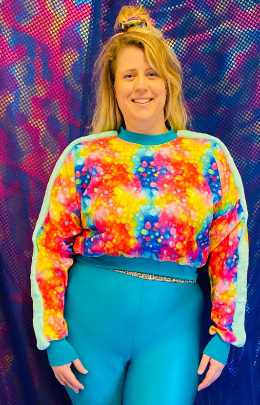  🌈 Handmade colorful comfi cotton Confetti Rainbow cropped sweater. With faux fur on the shoulders!  🛒This product is finished and ready to send!  📏 The sweater is one size.   💗 Model is size XL   🎨  Wanna have a custom made size or design? YOU can also choose for an other fabric or color!! Contact us! Info@sabinestaartjes.com