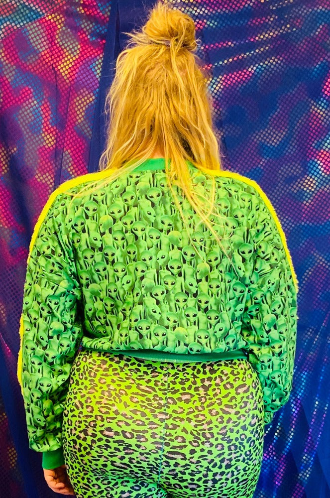  🌈 Handmade colorful comfi cotton Green Alien cropped sweater. With faux fur on the shoulders!  🛒This product is finished and ready to send!  📏 The sweater is one size.   💗 Model is size XL   🎨  Wanna have a custom made size or design? YOU can also choose for an other fabric or color!! Contact us! Info@sabinestaartjes.com