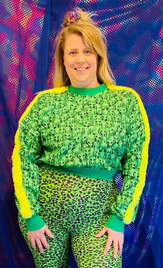 🌈 Handmade colorful comfi cotton Green Alien cropped sweater. With faux fur on the shoulders!  🛒This product is finished and ready to send!  📏 The sweater is one size.   💗 Model is size XL   🎨  Wanna have a custom made size or design? YOU can also choose for an other fabric or color!! Contact us! Info@sabinestaartjes.com