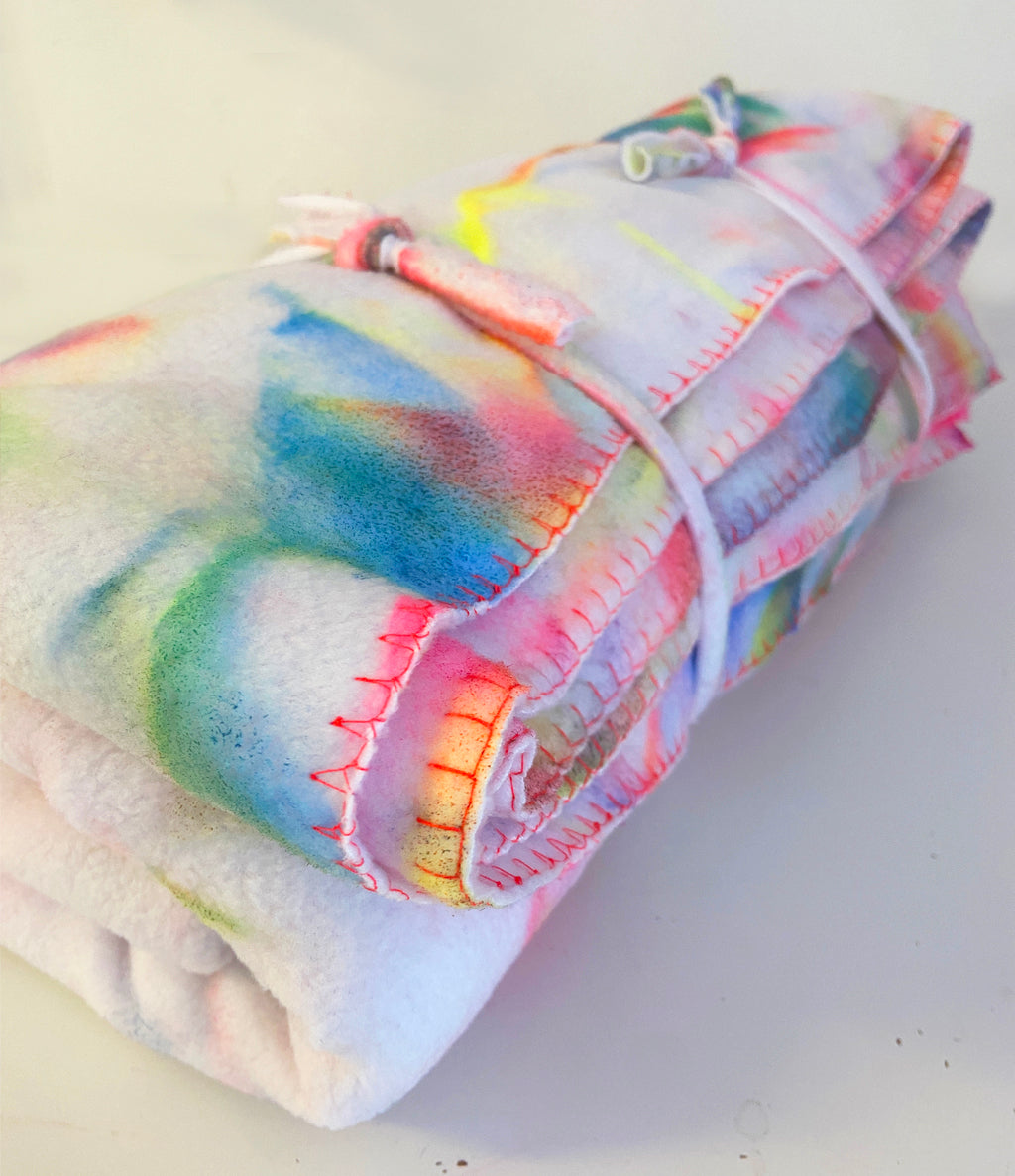 Binge watching will never be the same with this hand dyed fleece blanket! With the iconic heart on the front Size: 180cm x150cm, Fleece deken, comfi, chill, fleece kleed, neon roze, handmade in Amsterdam